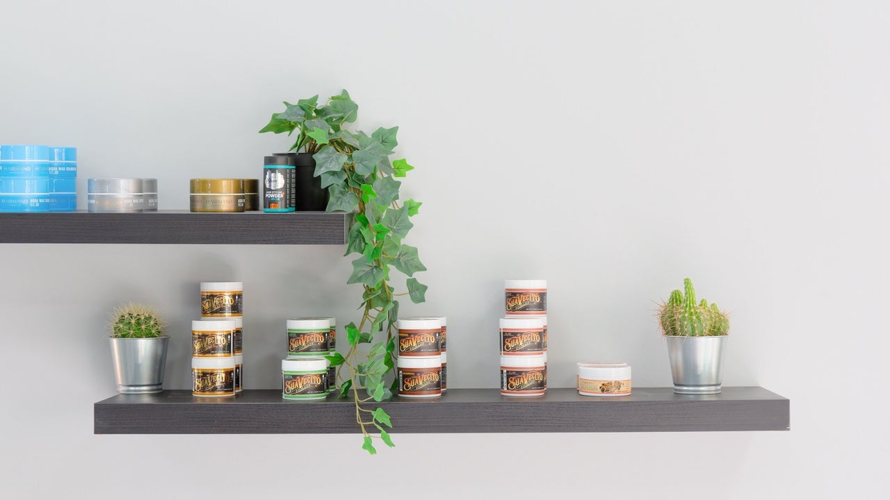 Wandplank met potten pommade en stylingproducten