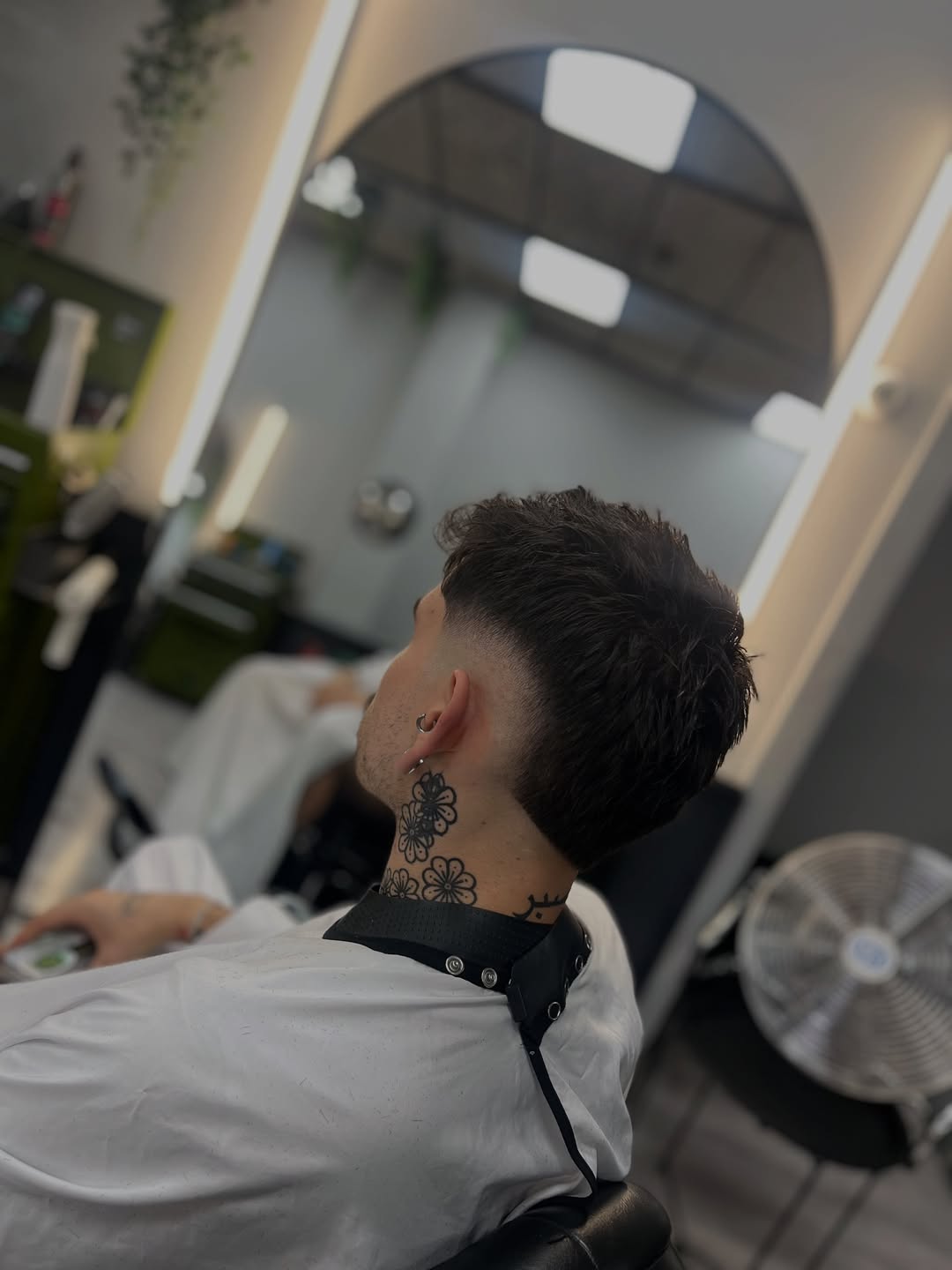Mid fade met textuur, van achteren gezien voor de spiegel