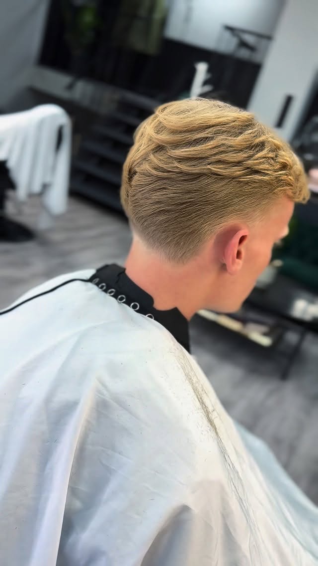 Blond kapsel met textuur, van achteren gezien