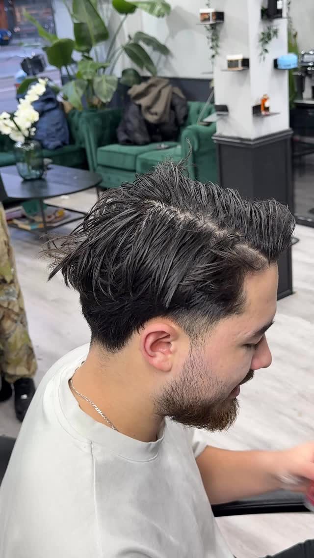 Getextureerd kapsel met baard, van opzij gezien